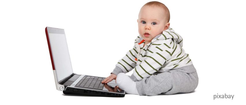 Ein Baby sitzt vor einem Laptop auf dem Boden. Das Bild ist mit Text überlagert, der 'Vision Start sprohon' und 'Wie digitale Medien den frühen Spracherwerb beeinflussen' lautet. Das Bild wird pixabay zugeschrieben.