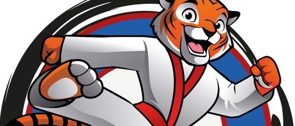 Ein gezeichneter Tiger in einem weißen Karate-Anzug ist in einer Kampfhaltung. Die Worte Tiger Kids sind in weiß auf einem blauen Hintergrund geschrieben.