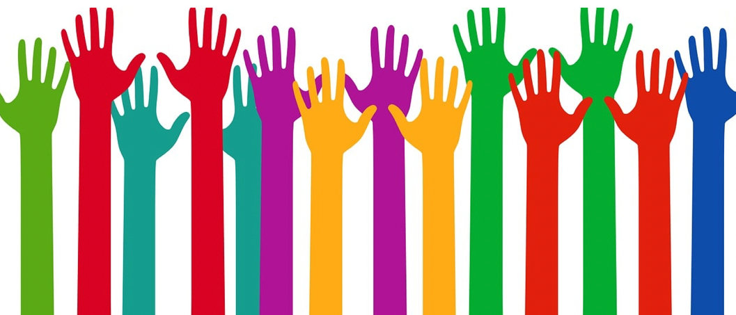 Eine bunte Reihe von erhobenen Händen in verschiedenen Farben. Darüber stehen die Worte 'GEWALTiger SCHUTZ'. Unten befindet sich ein Wasserzeichen mit '@pixabay'.