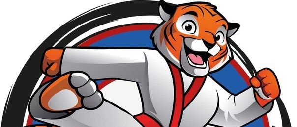 Ein gezeichneter Tiger, gekleidet in einem weißen Karate-Anzug mit rotem Gürtel, führt einen Karate-Tritt aus. Die Worte 'TIGER-KIDS' sind in fetten weißen Buchstaben auf blauem Hintergrund geschrieben.