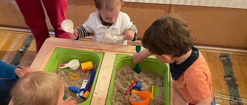 Bild enthält, Person, Boy, Child, Male, Play, Adult, Man, Face, Head