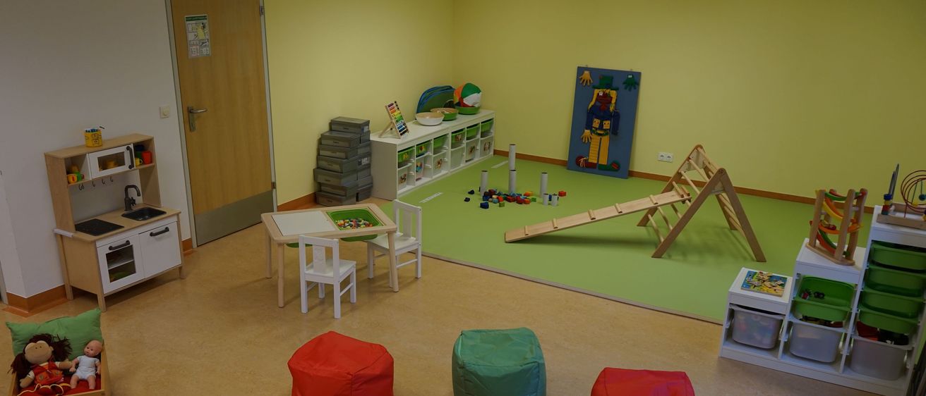 Bild enthält, Floor, Flooring, Indoors, Living Room, Chair, Desk, Kindergarten, Play Area, Person, Toy