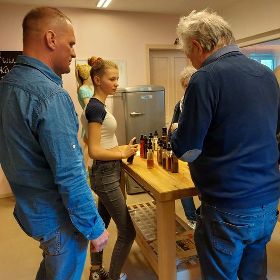 Bild enthält, Pants, Jeans, Wood, Plywood, Table, Shoe, Adult, Male, Man, Person