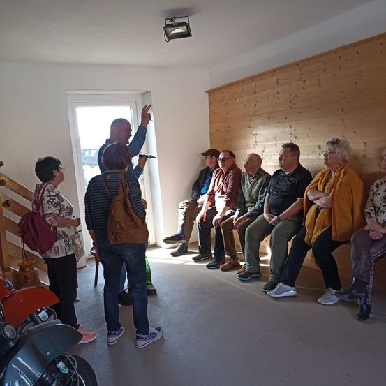 Bild enthält, Pants, People, Person, Adult, Male, Man, Shoe, Shelter, Indoors, Wristwatch