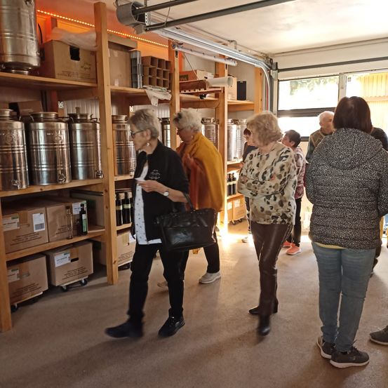 Bild enthält, Adult, Female, Person, Woman, Factory, Box, Male, Man, Handbag, Pants