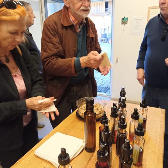 Bild enthält, Wood, Adult, Male, Man, Person, Table, Female, Woman, Necklace, Plywood