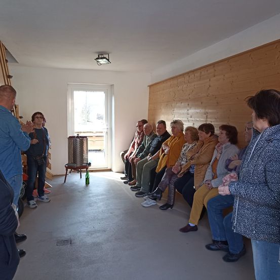 Bild enthält, People, Person, Lamp, Adult, Male, Man, Handbag, Crowd, Indoors, Shoe