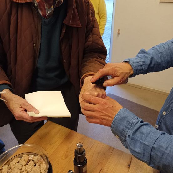 Bild enthält, Adult, Female, Person, Woman, Finger, Hand, Plywood, Wood, Table, Face