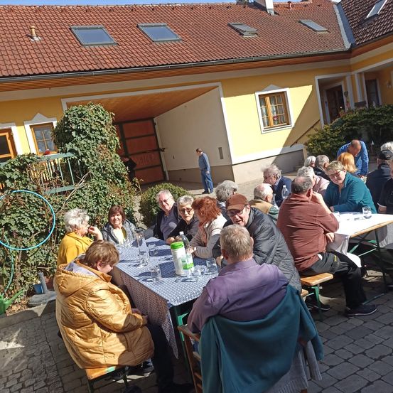 Bild enthält, Restaurant, Cafeteria, Urban, Table, Dining Table, Adult, Male, Man, Person, Neighborhood