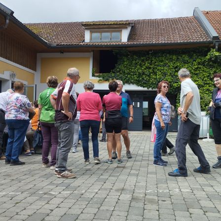 Bild enthält, Pants, Person, Walking, Villa, Path, People, Walkway, Jeans, Neighborhood, Man