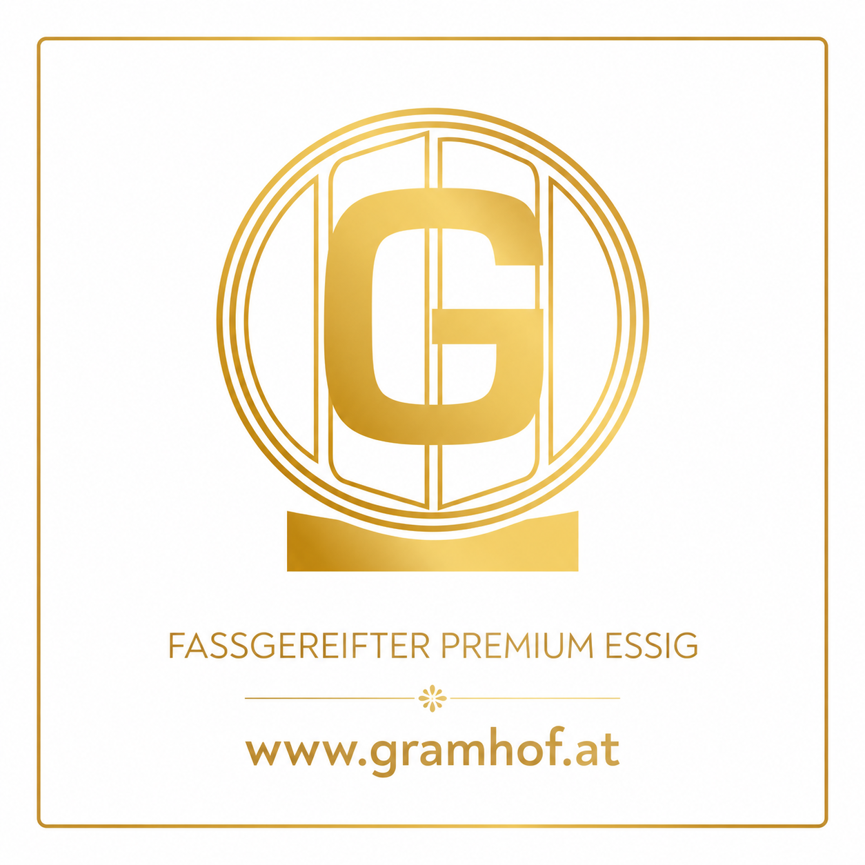 Das Logo für Fassgereifter Premium Essig von Gramhof, mit einem goldenen 'G' in einem fassförmigen Rahmen und einem Website-Link darunter.