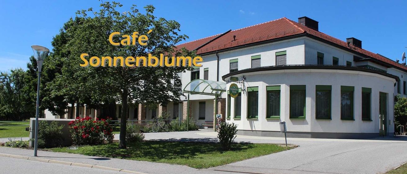 Bild enthält, Building, Hotel, City, Grass, Housing, House, Villa, Neighborhood, Inn, Bicycle