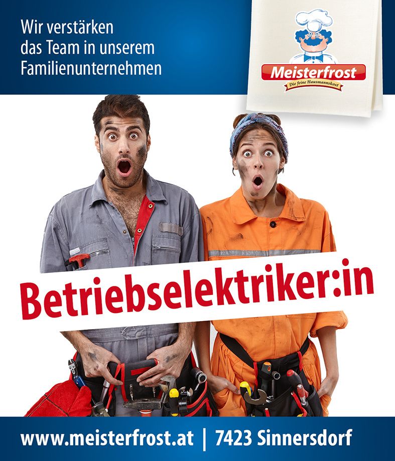 Zwei Personen, gekleidet in orange und graue Arbeitskleidung, stehen nebeneinander und halten verschiedene Werkzeuge in der Hand. Sie scheinen für ein Foto zu posieren. Darüber steht der Text 'Betriebselektriker:in'. Der Hintergrund ist weiß.