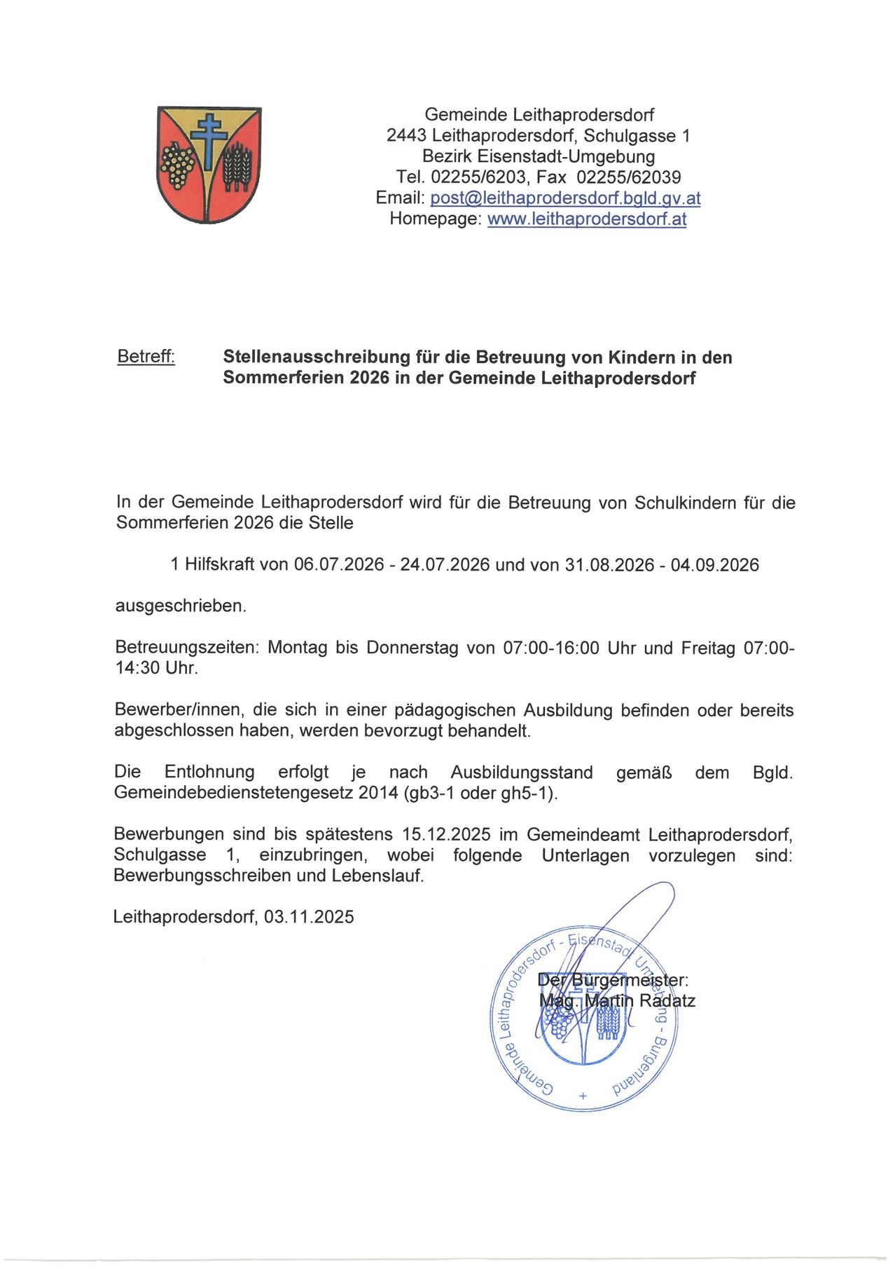 This document announces a position opening for childcare during the 2026 summer holidays in the community of Leithaprodersdorf. Applications must be submitted by December 15, 2025, with specific documents required. The remuneration is based on the community's service regulations of 2014. The community is signed by the Mayor, Martin Radatz.