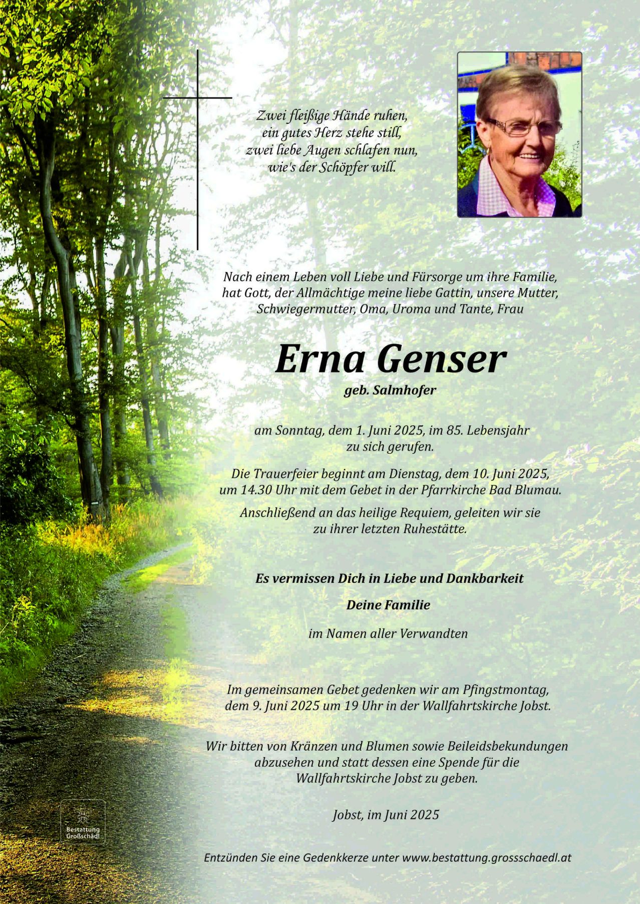 Der Flyer zeigt ein ruhiges Waldbild, ein Porträt von Erna Genser und eine herzliche Würdigung. Erna, geborene Salmhofer, verstarb am 1. Juni 2025 im Alter von 85 Jahren. Die Trauerfeier findet am 10. Juni 2025 um 14:30 Uhr statt, gefolgt von einem letzten Gebet in der Pfarrkirche Bad Blumau.