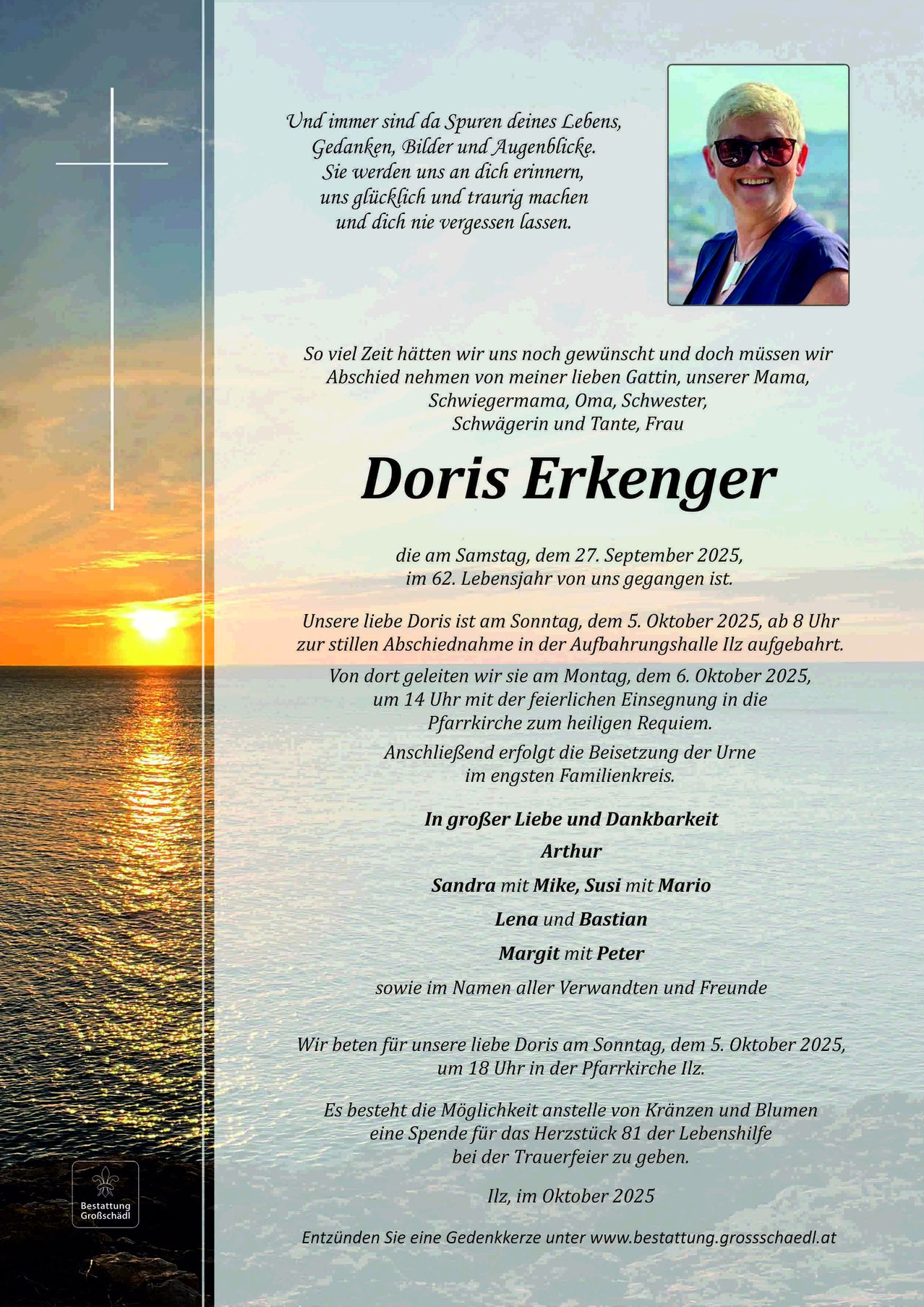 Ein Gedenkposter für Doris Erkenger, die am 27. September 2025 verstorben ist. Das Poster kündigt die Beerdigung am 5. Oktober 2025 und die Beisetzung am 6. Oktober 2025 an. Familie und Freunde trauern um sie.