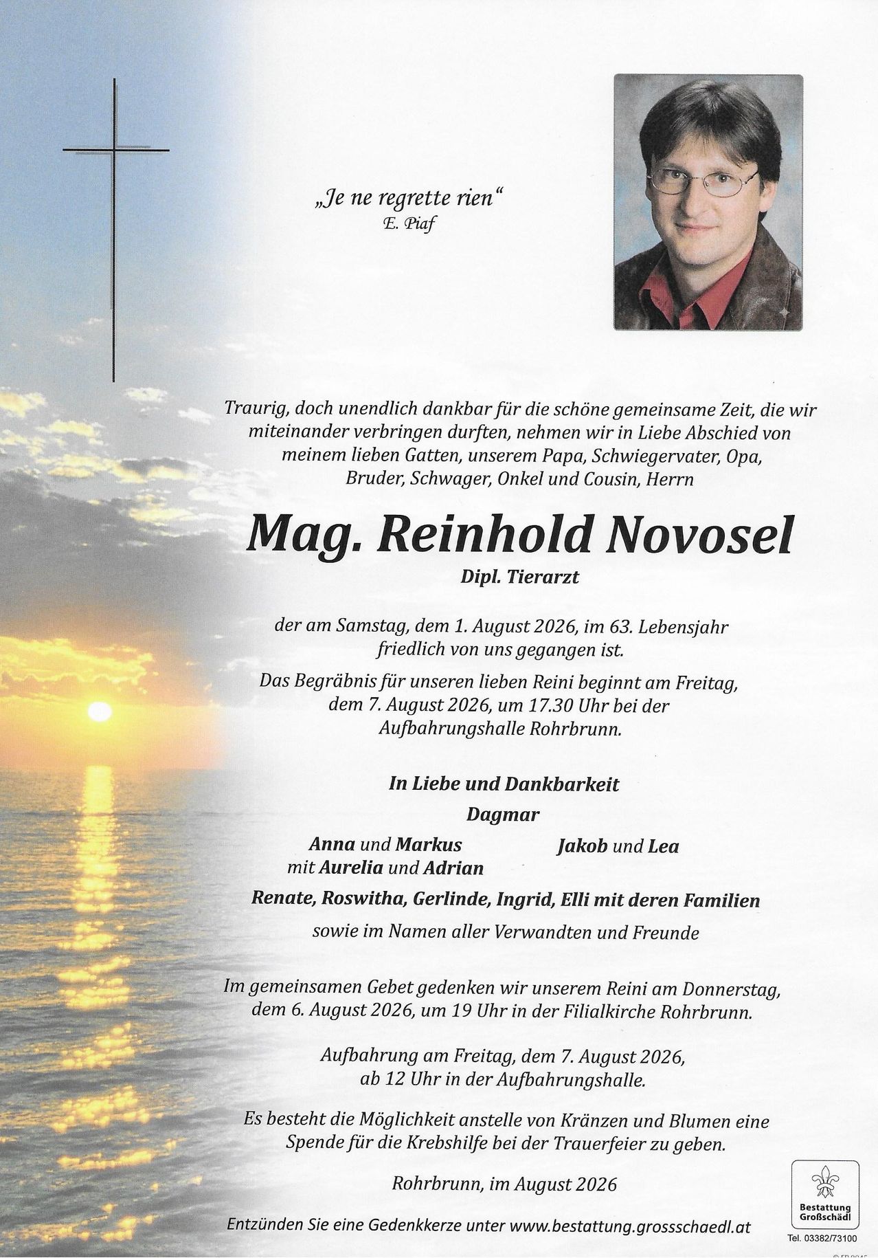 Ein Gedenkposter für Mag. Reinhold Novosel, einen Tierarzt, der am 1. August 2026 verstarb. Das Poster enthält ein Foto des Verstorbenen, einen Sonnenuntergang im Hintergrund und Details zur Beerdigung und Gedenkfeier.
