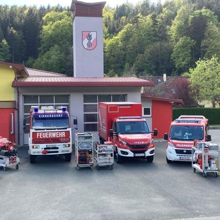 Bild enthält, Transportation, Truck, Vehicle, Fire Station, Fire Truck, Car, Machine, Wheel