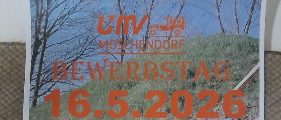 Ein Plakat bewirbt eine Bewerbestag-Veranstaltung am 16. Mai 2026. Vier Spielzeugautos klettern einen Hügel hinauf. Zeiten und Orte sind angegeben.