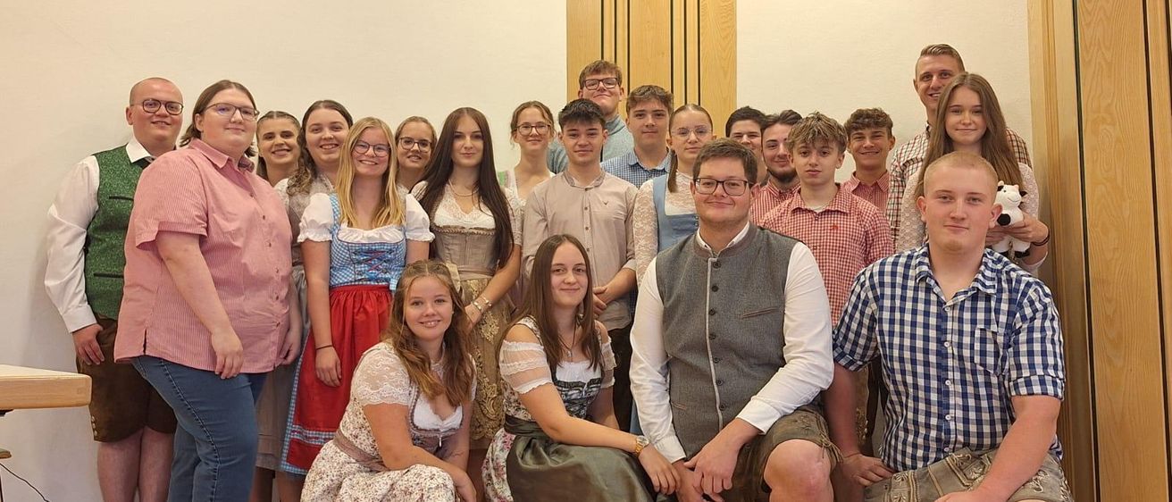 Bild enthält, Groupshot, Person, People, Adult, Male, Man, Skirt, Female, Woman, Shorts