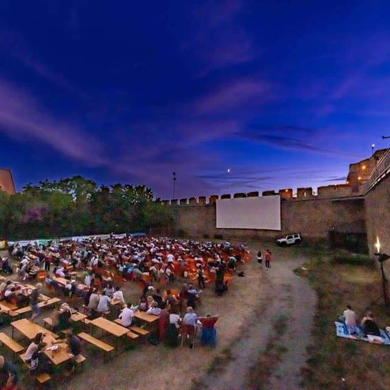 Bild enthält, People, Person, School, Fortress, Classroom, Car, Urban, Candle, Outdoors, City