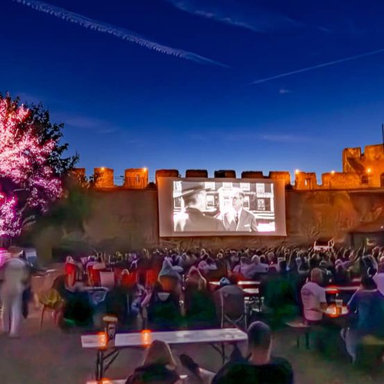Bild enthält, Concert, Person, Urban, Lighting, People, Adult, Male, Man, Shoe, Party