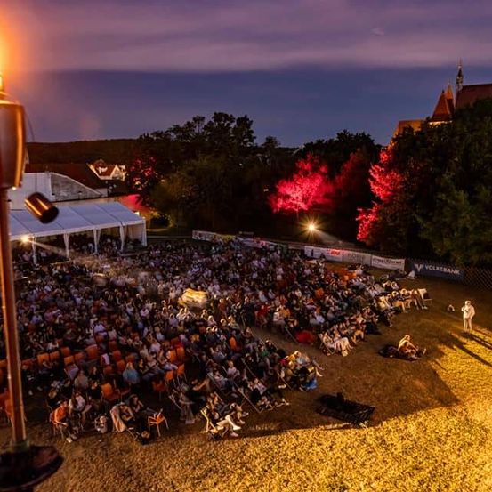 Bild enthält, Light, Person, People, Flare, Crowd, Lighting