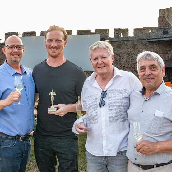 Bild enthält, Pants, Adult, Male, Man, Person, Outdoors, Nature, Jeans, People, Woman