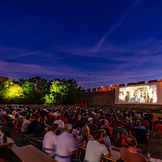 Bild enthält, Urban, People, Person, Concert, Cup, Adult, Male, Man, Car, Night Life