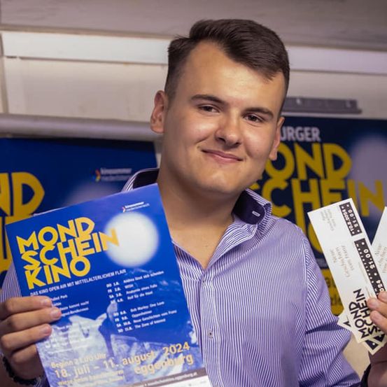 Bild enthält, Advertisement, Poster, Text, Person