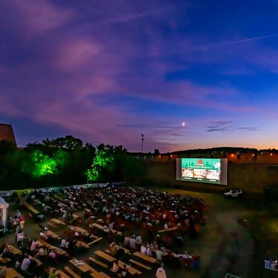 Bild enthält, People, Person, Urban, Outdoors, Shelter, Nature, Sky, Scoreboard, Concert, City