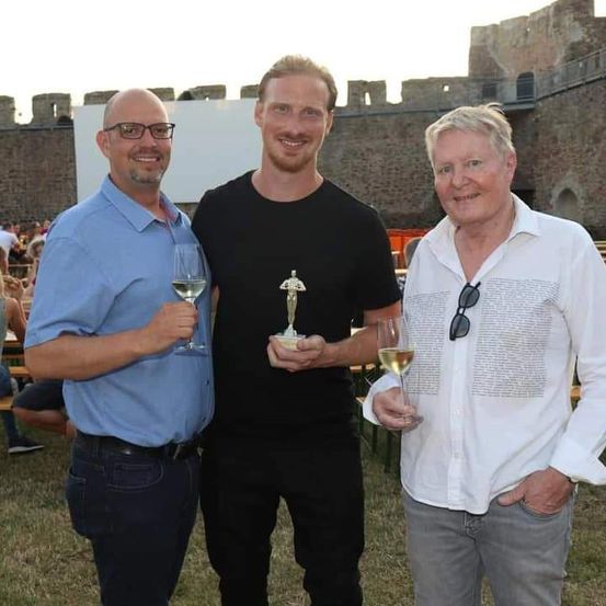 Bild enthält, Pants, Adult, Male, Man, Person, Shirt, T-Shirt, Face, Portrait, Jeans