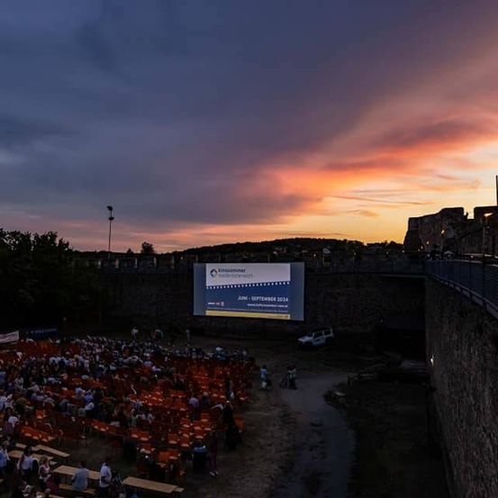 Bild enthält, People, Person, Crowd, Outdoors, Sky, Car, Concert, Audience, Amphitheatre, Arena