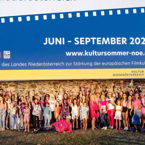 Bild enthält, College, People, Person, Advertisement, Handbag, Adult, Female, Woman, Portrait, Grass