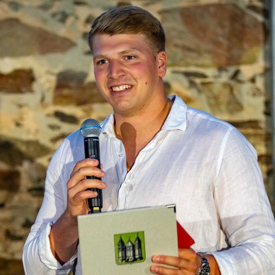 Bild enthält, Crowd, Person, Microphone, Adult, Male, Man, Audience, Face, Portrait, Speech