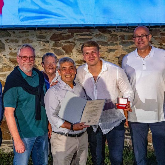 Bild enthält, Pants, People, Person, Shirt, Groupshot, Portrait, Adult, Male, Man, Jeans