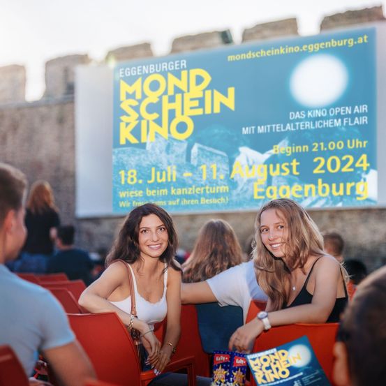 Bild enthält, Advertisement, Person, Smile, Adult, Female, Woman, People, Male, Man, Poster