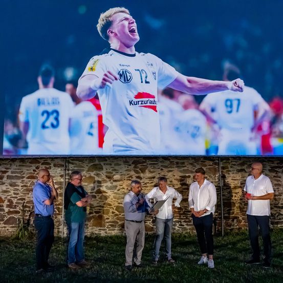 Bild enthält, T-Shirt, Shirt, People, Person, Shoe, Crowd, Adult, Male, Man, Glasses