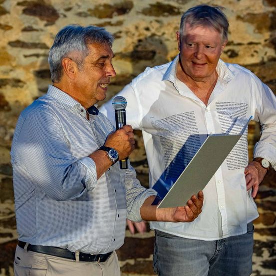 Bild enthält, Pants, Microphone, Adult, Male, Man, Person, Shirt, Conversation, Interview, Wristwatch