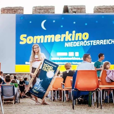 Bild enthält, Advertisement, Adult, Male, Man, Person, Spear, Weapon, Glasses, Crowd, Speech