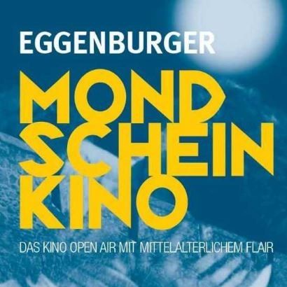Plakat für das Eggenburger Mondscheinkino, ein Open-Air-Kino mit mittelalterlichem Flair. Das Plakat zeigt blaue und gelbe Farben und den Mond im Hintergrund.