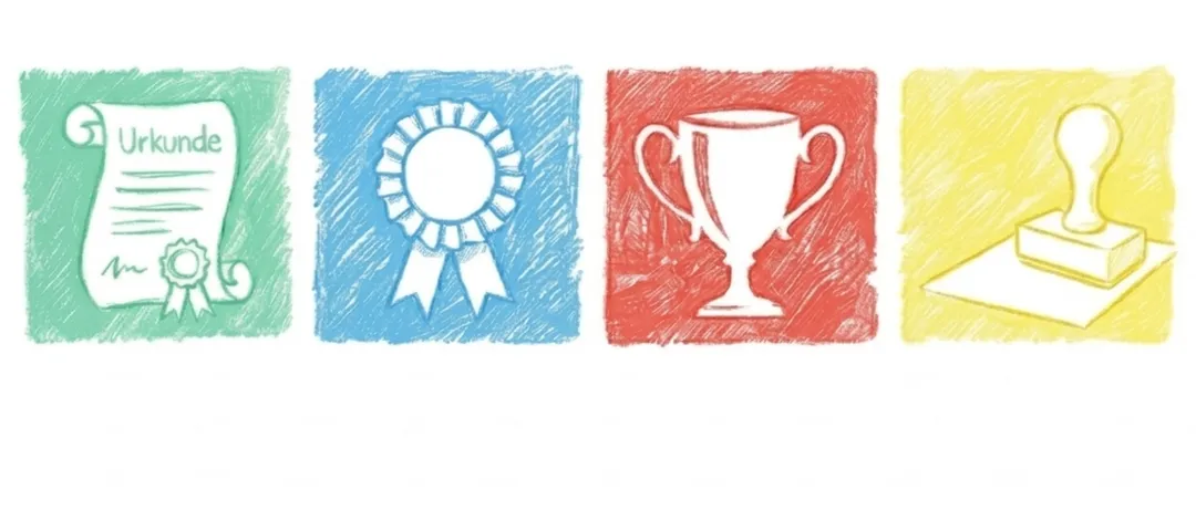 Vier quadratische Symbole mit verschiedenen Farben und Symbolen: grün, blaue Schleife, roter Pokal, gelber Pfeil.