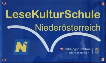 Ein blaues Schild mit gelbem Text, das 'seKulturSch Niederosterreich' liest. Es enthält einen gelben Stern und die österreichische Flagge. Darunter steht 'Bildungsdirektion Niederosterreich'.