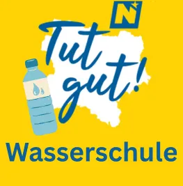 Ein gelbes Plakat zeigt eine Wasserflasche mit einem Tropfen. Die Worte Tut gut! sind in Blau geschrieben. Darunter steht Wasserschule.