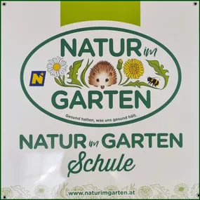 Ein Schild für Natur im Garten zeigt ein Igel, Blumen und eine Biene. Es fördert gesunde Gärten.