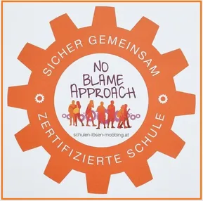 Ein orangenes Zahnrad mit dem Text 'Sicher Gemeinsam' und 'No Blame Approach' in der Mitte, umgeben von einer Gruppe von Menschen.
