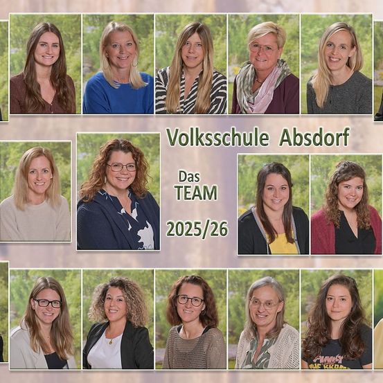 Eine Collage von lächelnden Frauen mit dem Text 'Volksschule Abssdorf Das TEAM 2025/26' in der Mitte. Die Frauen sind in zwei Reihen aufgeteilt, wobei die obere Reihe heller und die untere Reihe dunkler gefärbt ist.