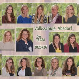 Eine Collage von lächelnden Frauen mit dem Text 'Volksschule Abssdorf Das TEAM 2025/26' in der Mitte. Die Frauen sind in zwei Reihen aufgeteilt, wobei die obere Reihe heller und die untere Reihe dunkler gefärbt ist.