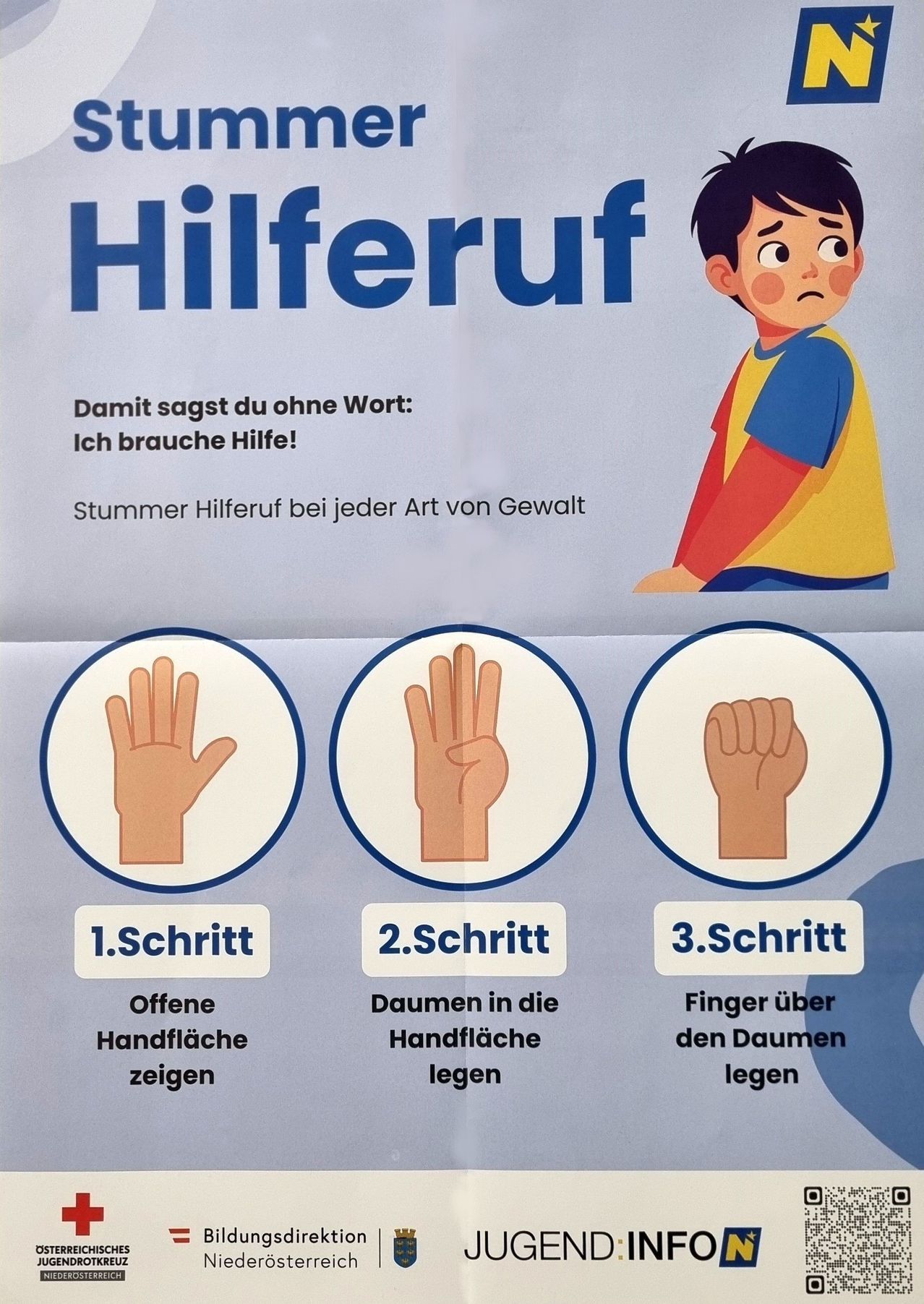 Poster mit dem Titel 'Hilferuf' zeigt drei Schritte, um lautlos um Hilfe zu bitten. Schritt eins: Zeige eine offene Hand. Schritt zwei: Lege den Daumen in die Handfläche. Schritt drei: Falte die Finger über den Daumen. Ein Junge ist abgebildet, der verzweifelt aussieht.