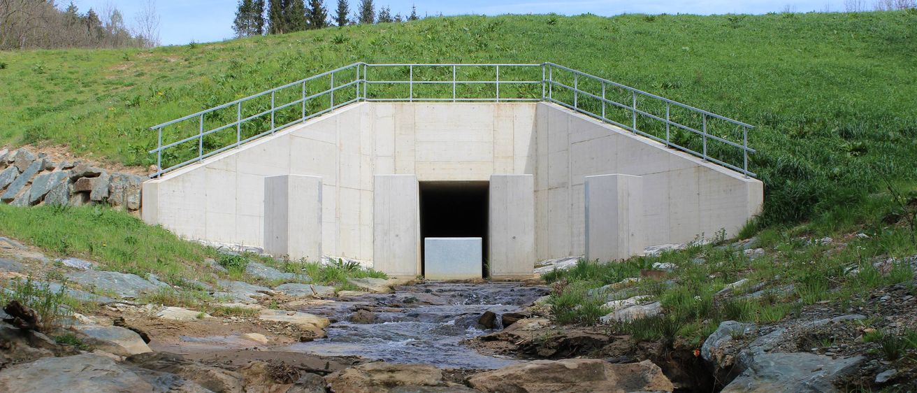 Bild enthält, Building, Outdoors, Shelter, Bunker, Water, Nature, Car, Rock